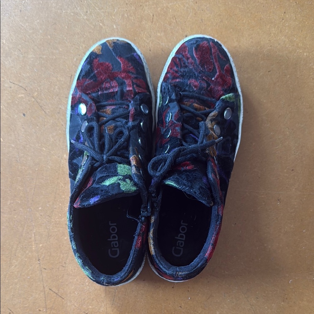 Gabor women’s Floral Print Navy Sneakers size 7.5-8